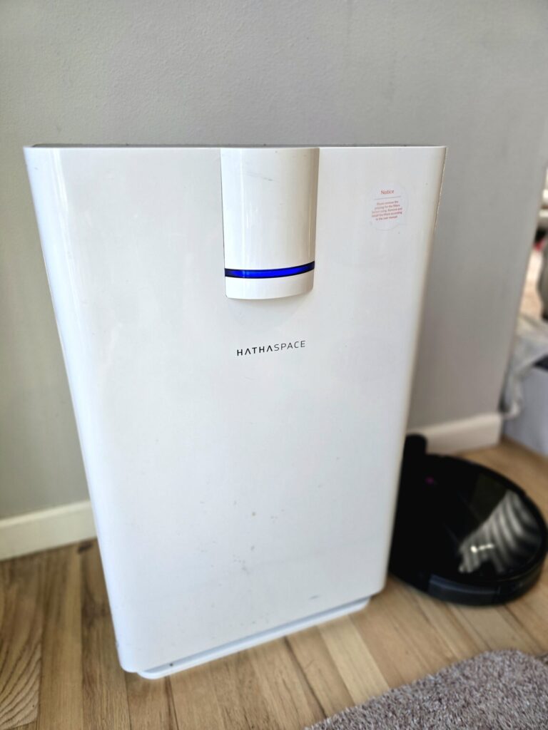 Air purifier in a pet-friendly home with a robotic vacuum nearby, supporting cleaner indoor air and reduced everyday buildup.